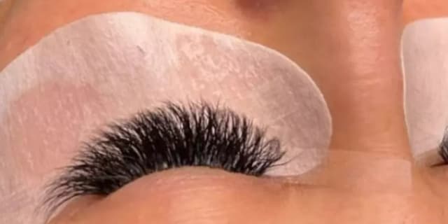 One Full Set of Signature Hybrid (Mink) Eyelash Extensions