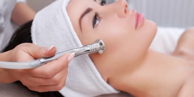 Facial Skin Tightening Package - 4 One Hour Sessions (Jaw & Neck Included)