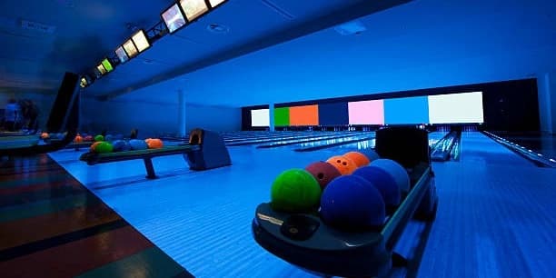 1 Hour Unlimited Bowling for 4 People with Shoes Included