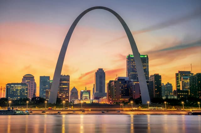 St Louis Tour: Self-Guided Drive And Walk