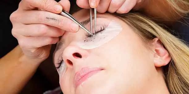 One Full Set of Natural Volume Hybrid Eyelash Extensions