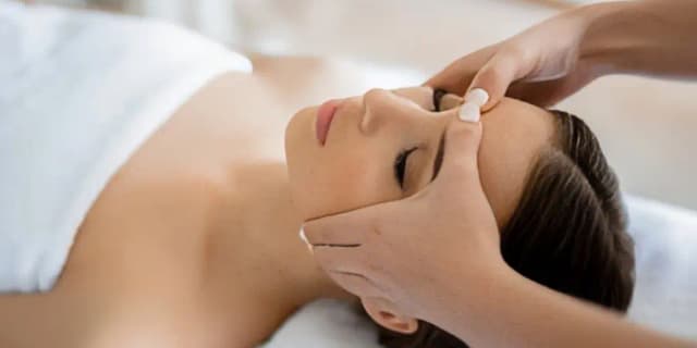 60 Minutes Facial with Free Eyebrow Threading