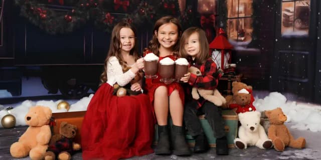 15 Minute Seasonal or Holiday In-Studio Photography Session with Photo Package