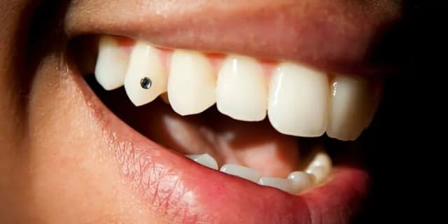 Single S3 Swarovski Tooth Gem